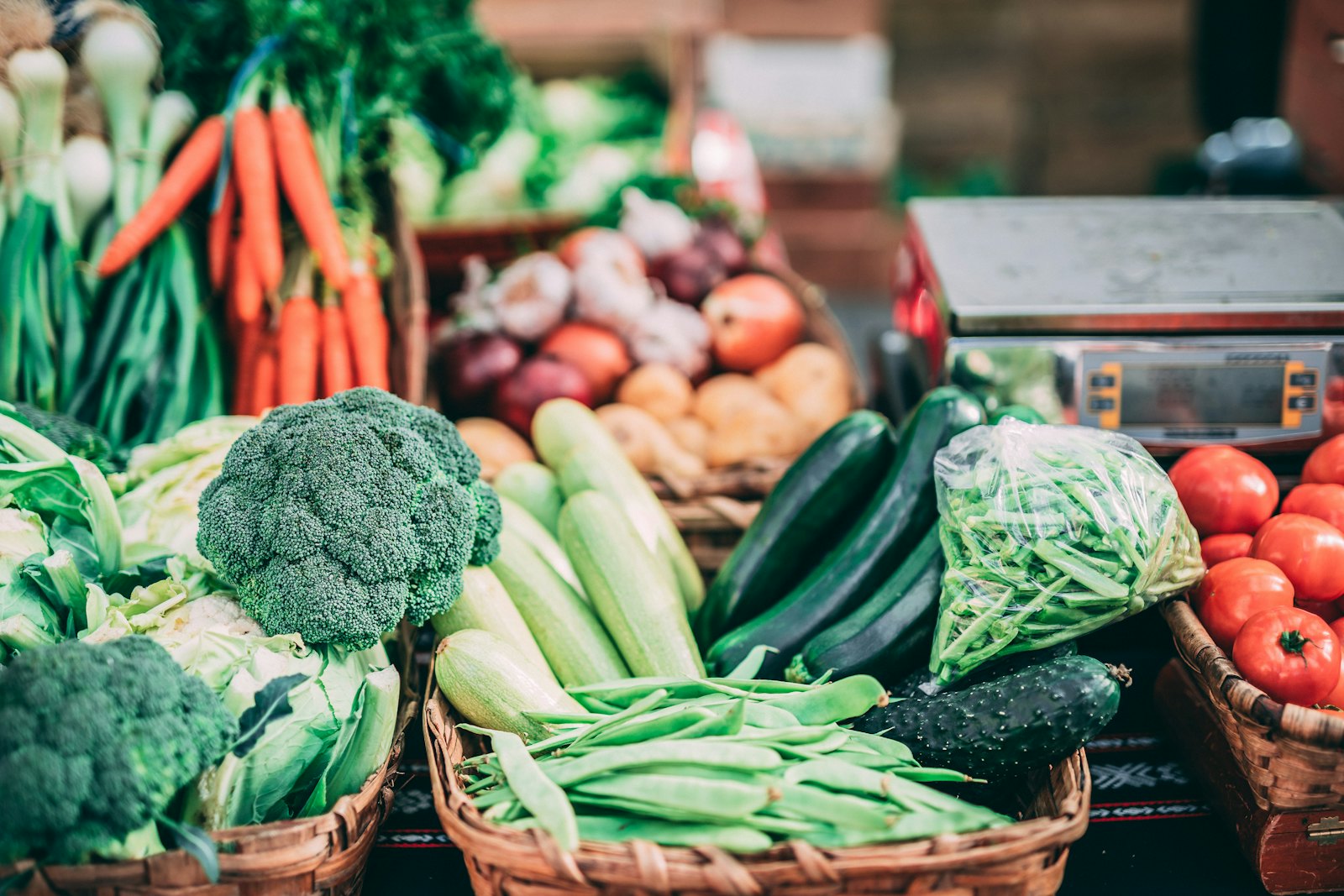Légumes frais : tomates, brocolis, courgettes
